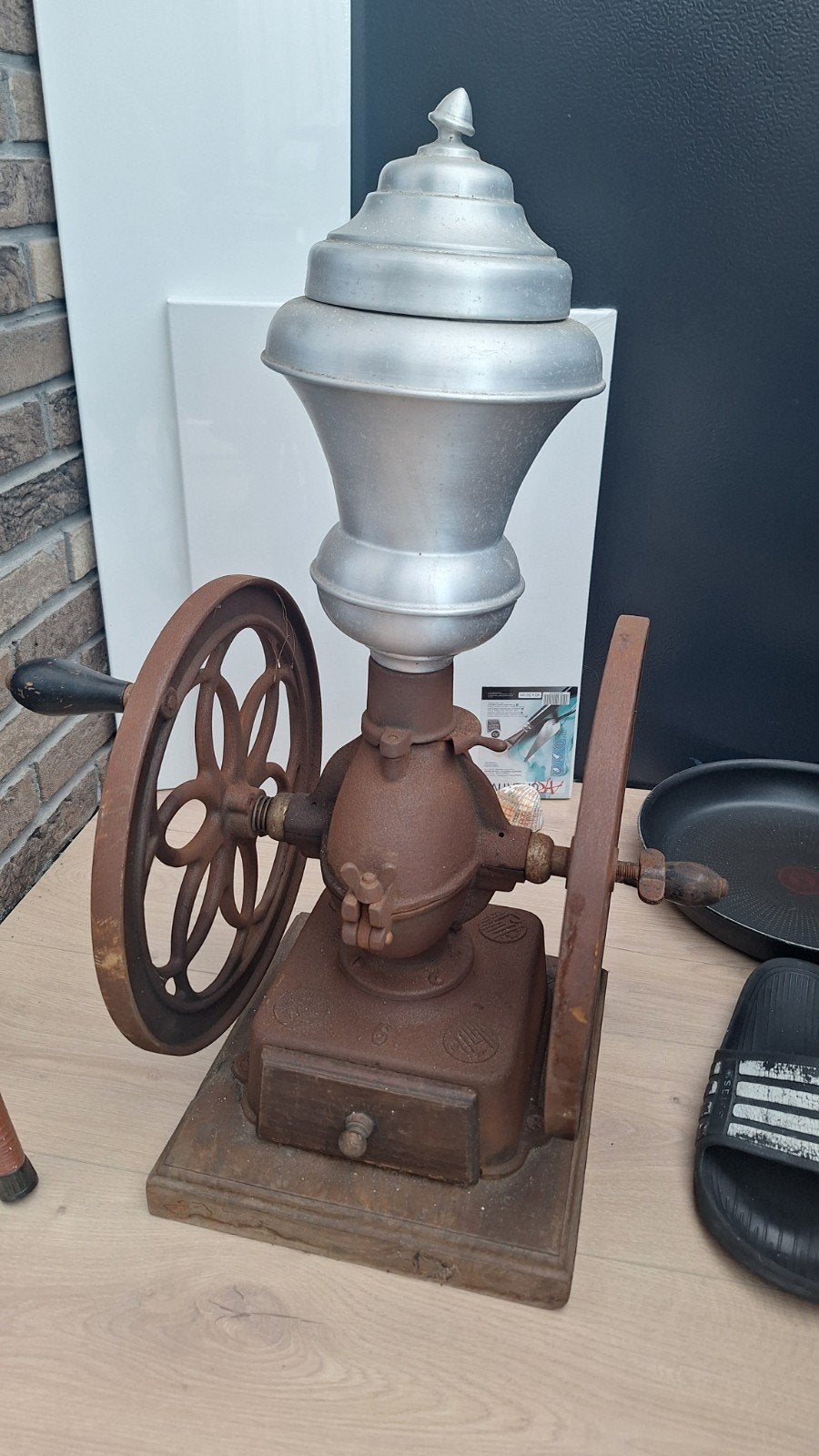 Antieke gietijzeren koffiemolen met vliegwiel, Antiek en Kunst, Ophalen