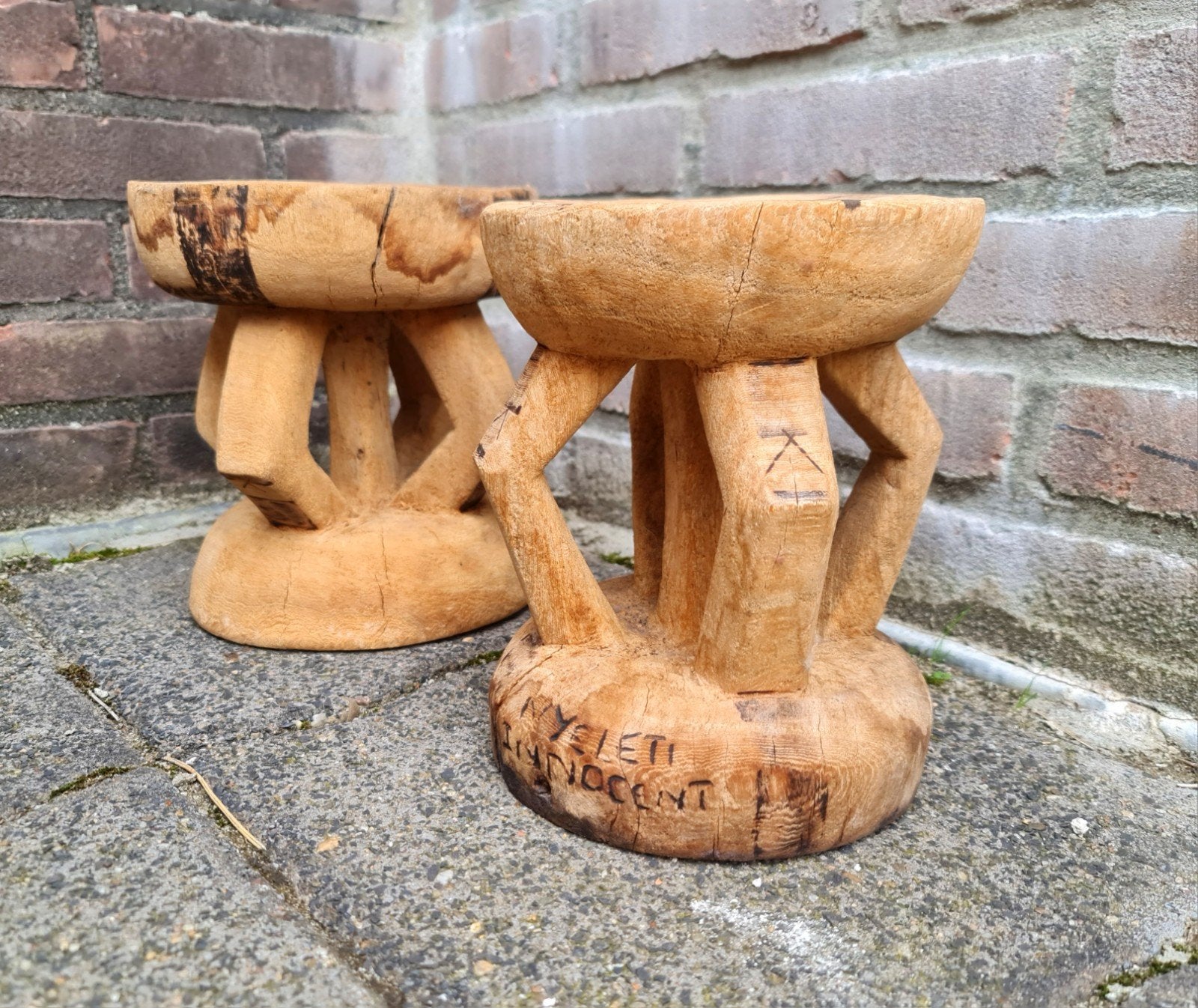 Dogon krukken stools hout handgemaakt Afrikaans gesigneerd, Bruin, Afrika, Gesigneerd, Ophalen
