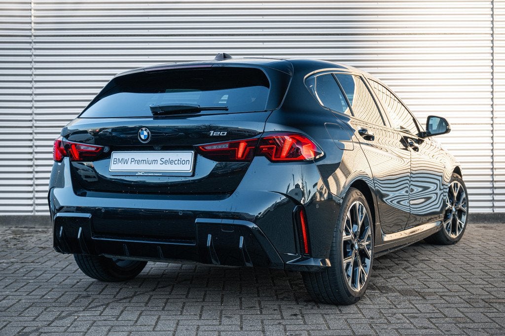 BMW 1 Serie 120 M Sport Automaat / Sportstoelen / Achteruitr, Auto's, BMW, Gebruikt, 156 pk, Met garantie (alle), Zwart