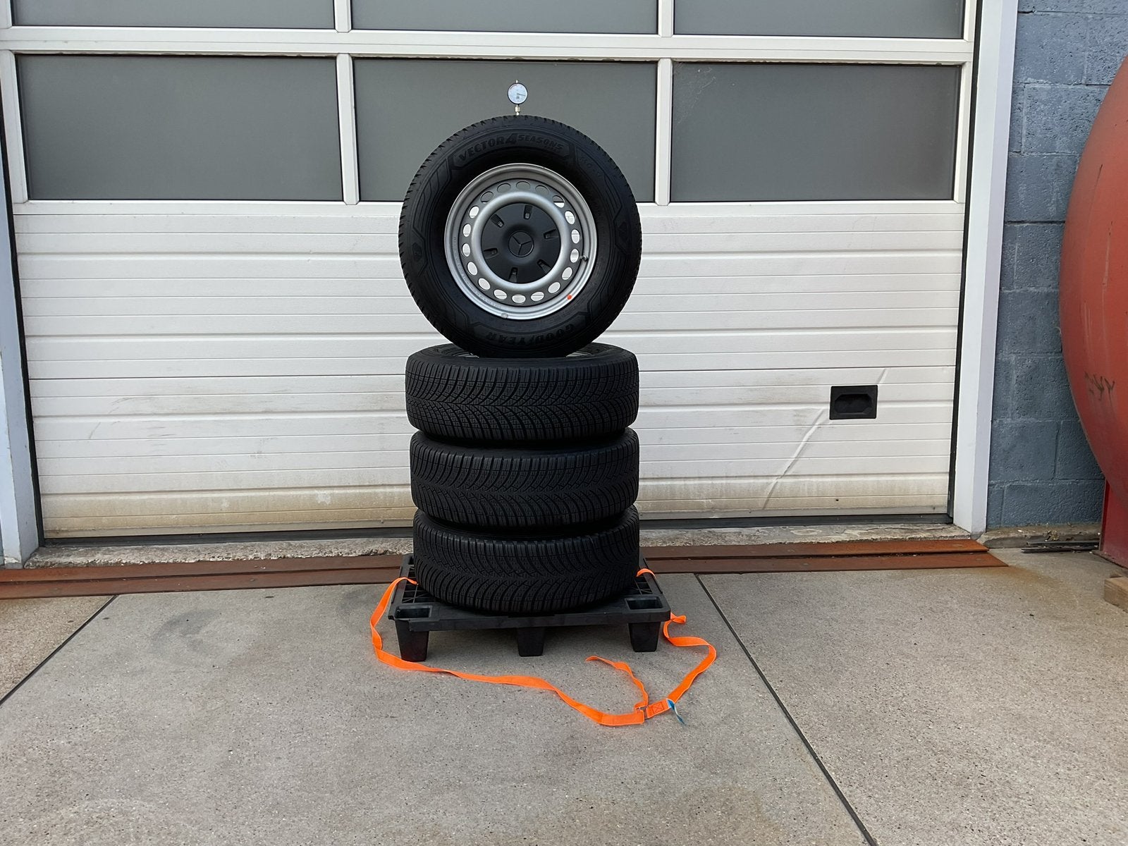 Mercedes Sprinter.  V.W. Crafter. 4 - Season.  235 - 65 - 16, Auto-onderdelen, Banden en Velgen, Ophalen, 16 inch, Banden en Velgen