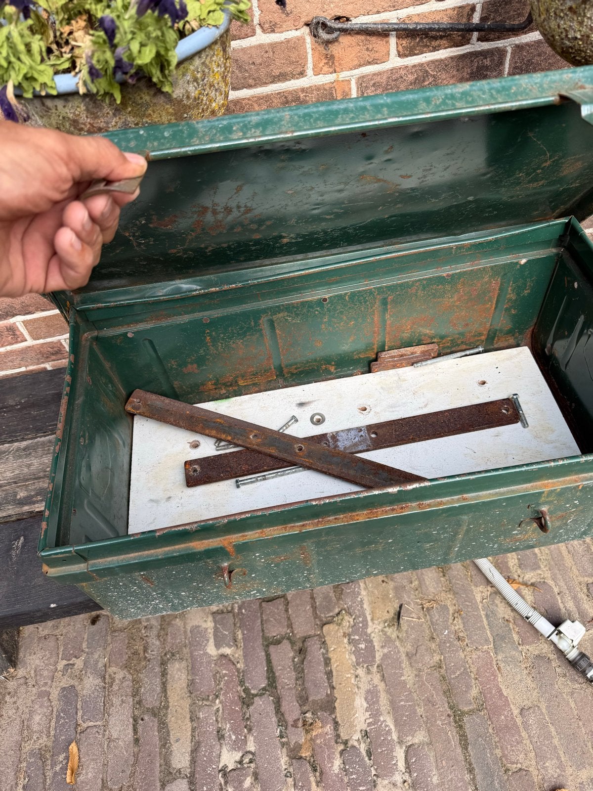 Oude metalen kist met beugels en houten plank, Ophalen, Gebruikt