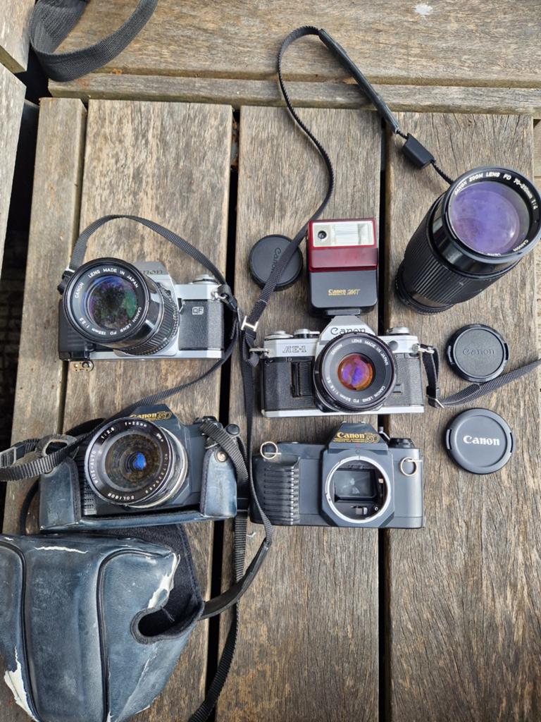 Canon AE-1, 2x Canon T50 bodies + 4x Canon FD lense, Audio, Tv en Foto, Fotocamera's Analoog, Ophalen of Verzenden, Spiegelreflex