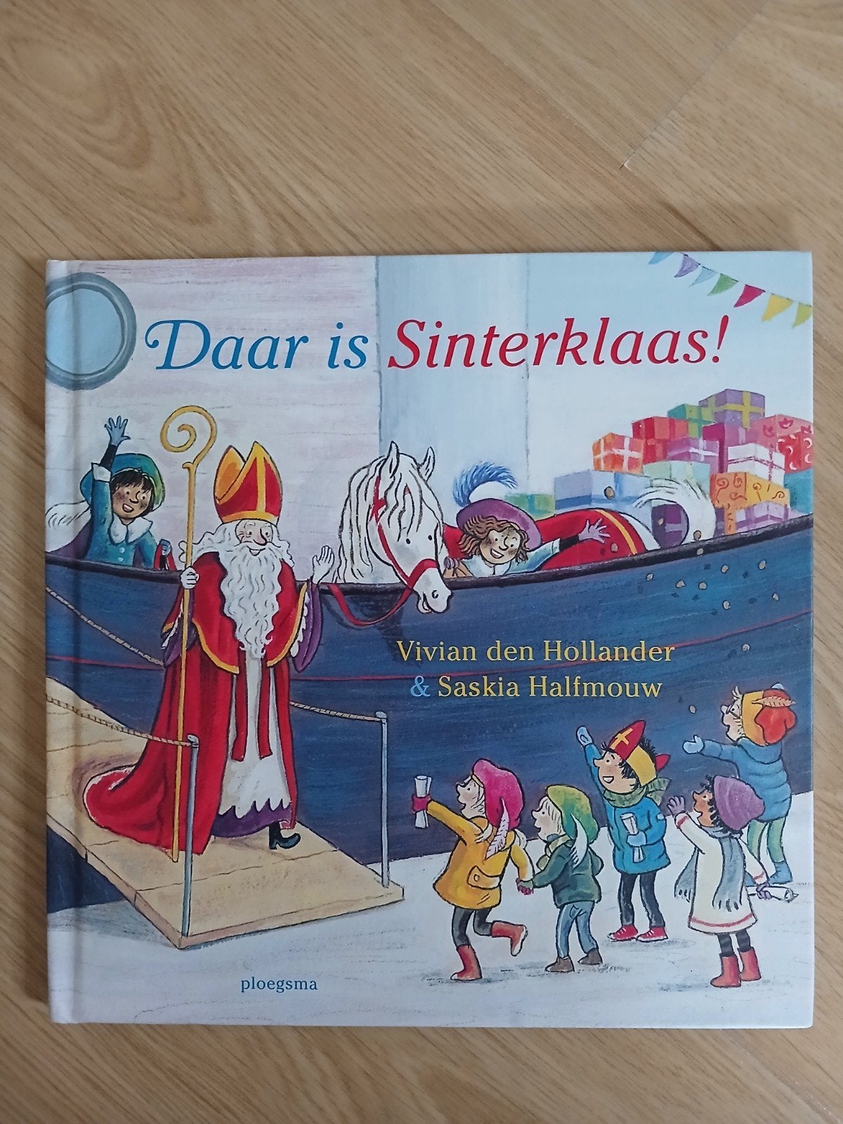Daar is Sinterklaas! - Vivian den Hollander, Ophalen of Verzenden, Zo goed als nieuw, Vivian den Hollander, Sprookjes