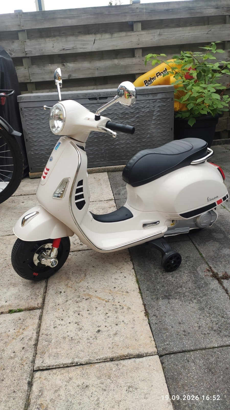 Elektrische kinder Vespa scooter - Zo goed als nieuw, Ophalen, Zo goed als nieuw, Overige typen