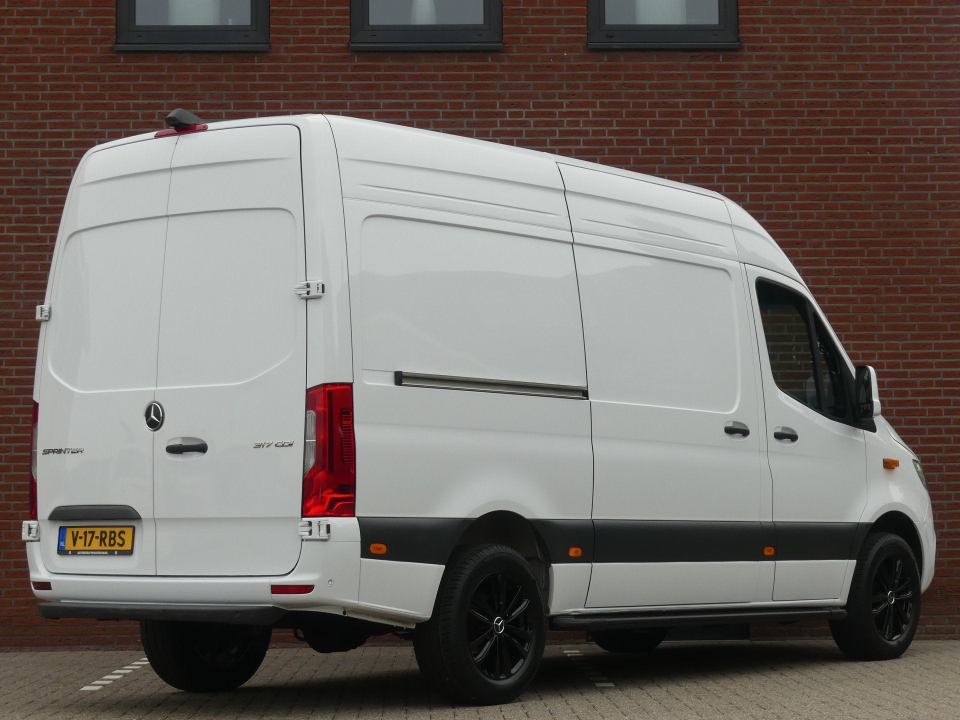 Foto 4 van Mercedes-Benz Sprinter 317 CDI L2H2 LED/Camera/Geveerde stoe
