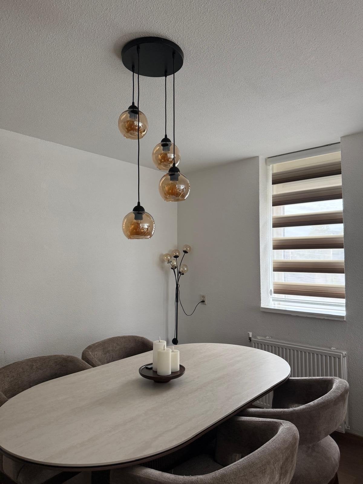 Moderne hanglamp met 4 amberkleurige glazen bollen, Ophalen, Zo goed als nieuw, Glas, E27 (groot)
