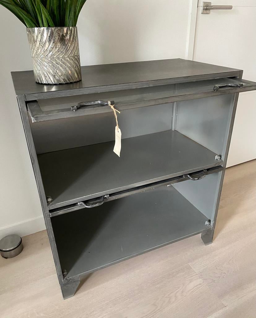Metal cabinet met glas ( PTMD), Ophalen, Gebruikt
