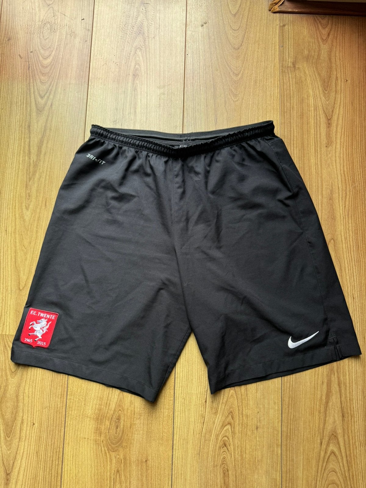 Officieel FC Twente Jubileum broekje voetbalbroekje, Maat 48/50 (M), Zwart, Ophalen of Verzenden, Zo goed als nieuw