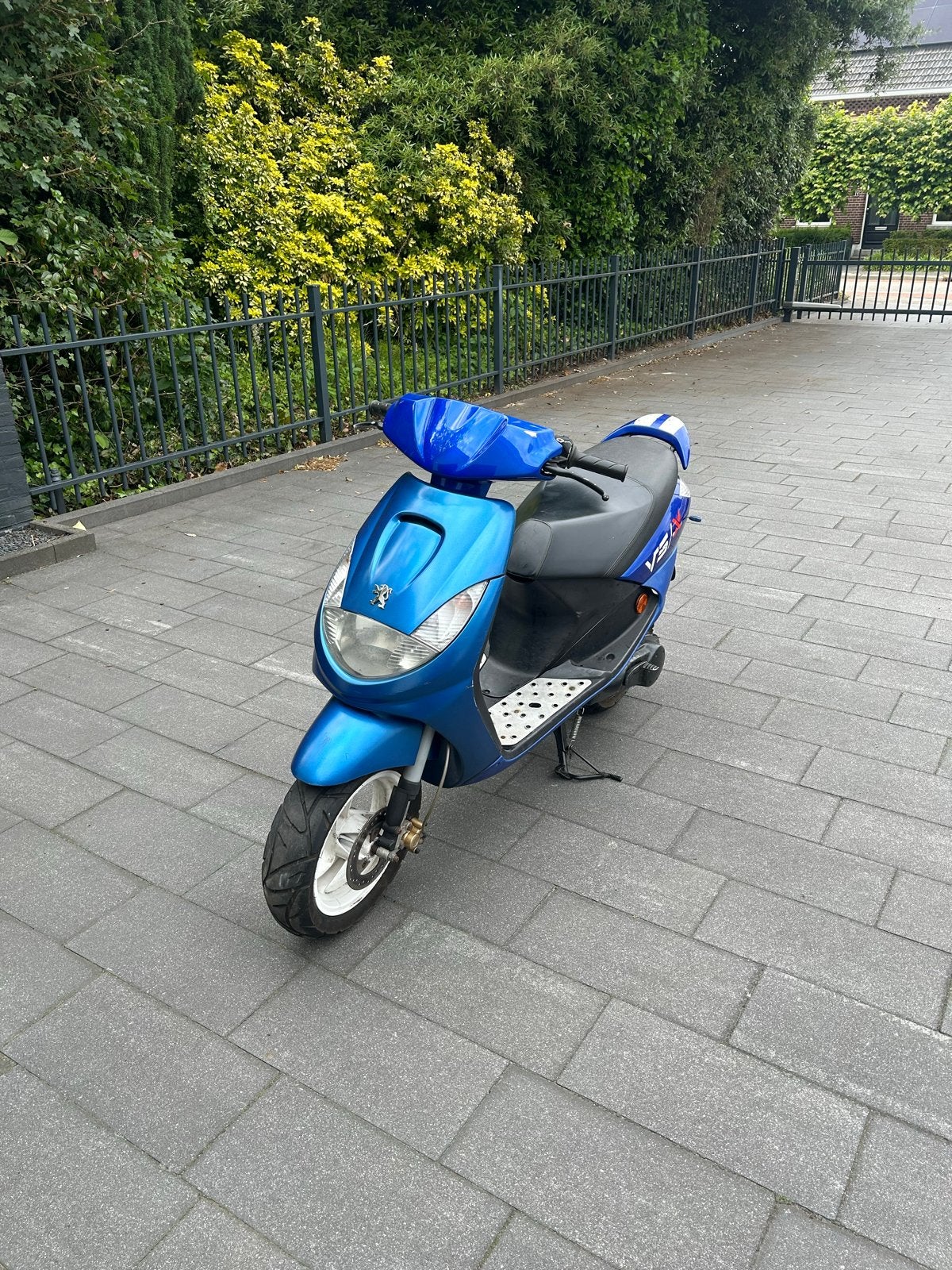 Peugeot V-Clic met nieuwe 50cc cilinder en custom uitlaat, Fietsen en Brommers, Scooters | Peugeot, Ophalen, Gebruikt, Overige modellen