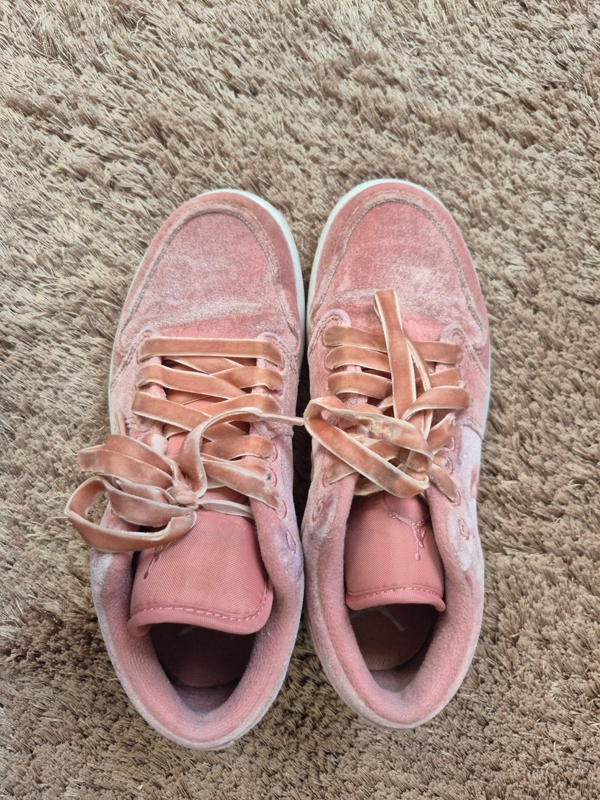 Roze Nike Jordan 1 Low sneakers van fluweel, Kleding | Dames, Schoenen, Ophalen of Verzenden