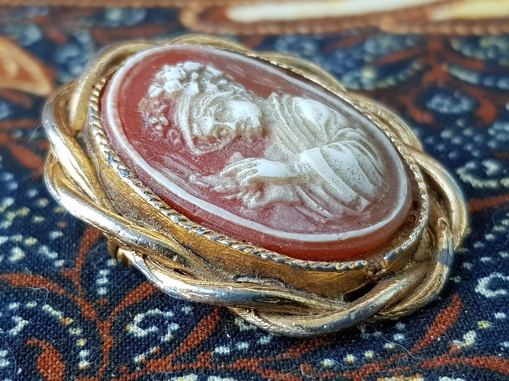 Mooie oude speld of broche uit Engeland met een camee., Ophalen of Verzenden
