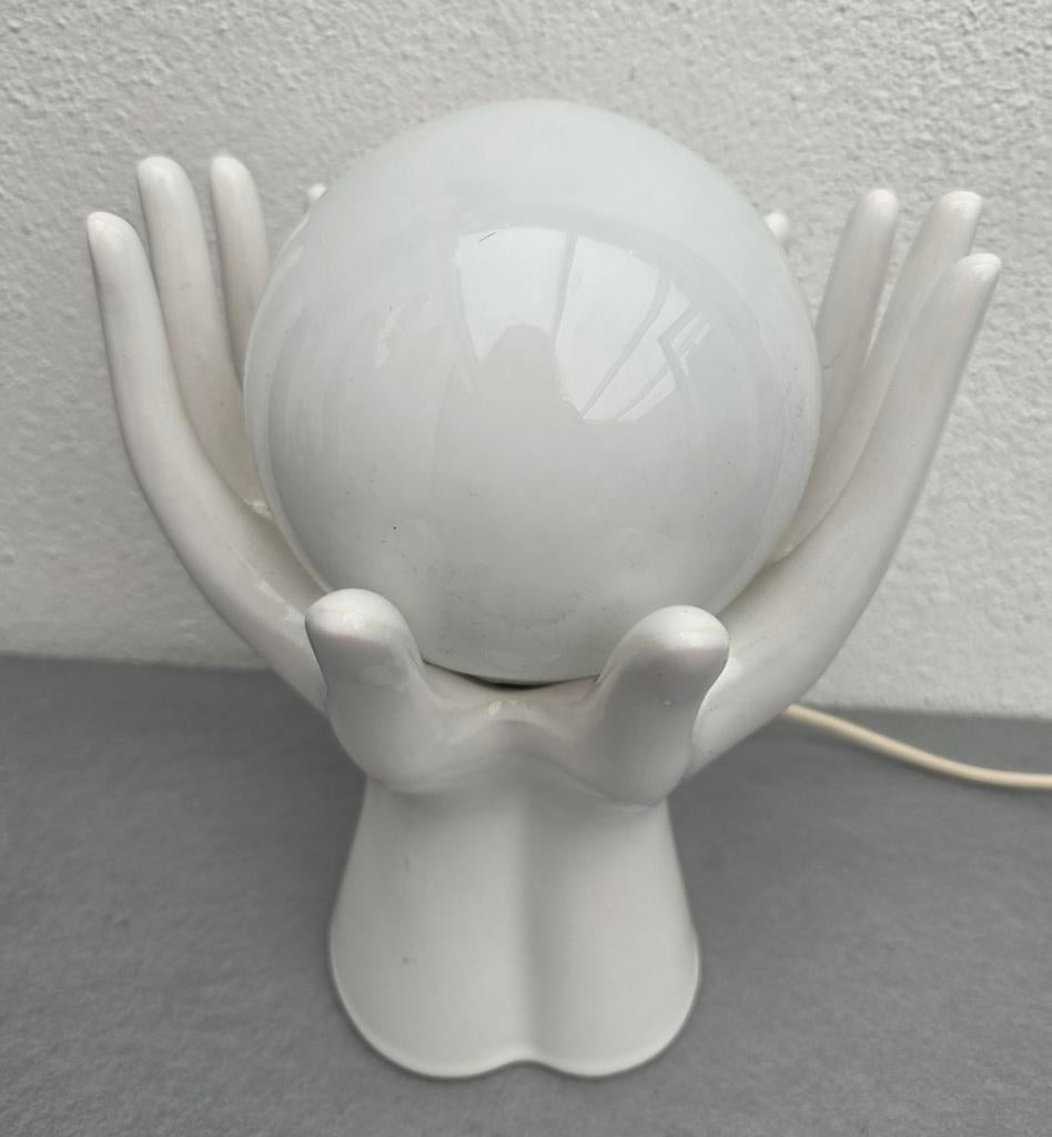 Vintage Witte Tafellamp Handen met Bol - Modern Design, Overige materialen, Modern, Uniek, Ophalen of Verzenden, Zo goed als nieuw