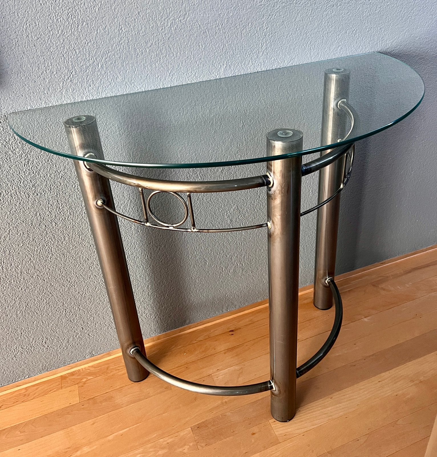 Prachtige metalen bijzettafel met glazen blad., Huis en Inrichting, Tafels | Bijzettafels, Ophalen, Metaal of Aluminium, Zo goed als nieuw