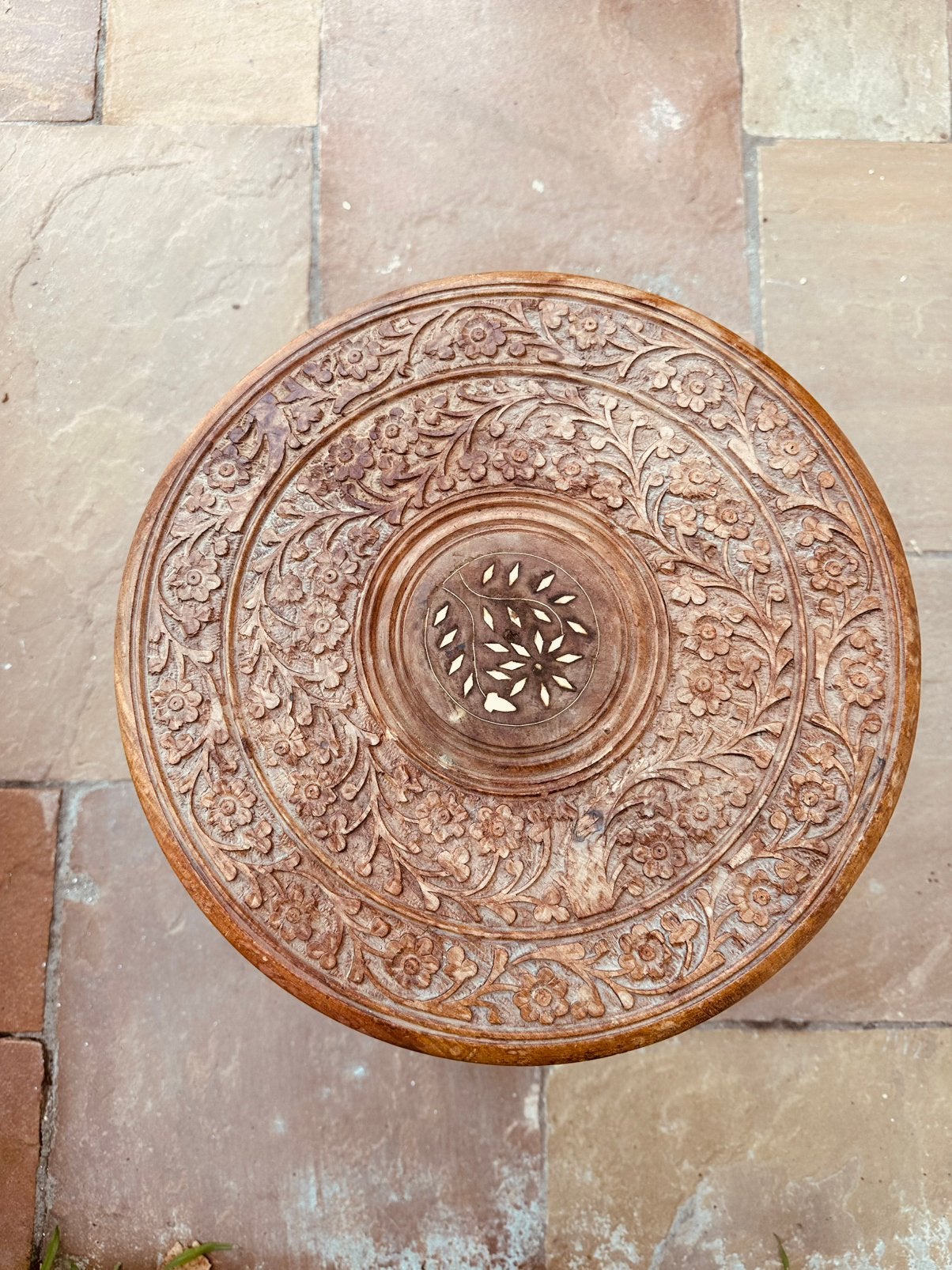 Bijzettafel, massief hout, handbewerkt, Indiaas met inleg, Huis en Inrichting, Tafels | Bijzettafels, Ophalen, Rond, Minder dan 55 cm