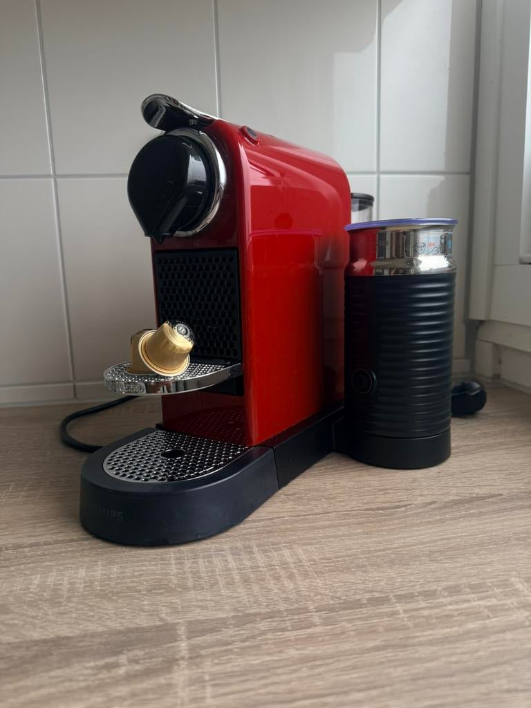 Nespresso Inissia Rood met Aeroccino 3 Melkopschuimer, Espresso apparaat, Ophalen of Verzenden, Zo goed als nieuw, 1 kopje