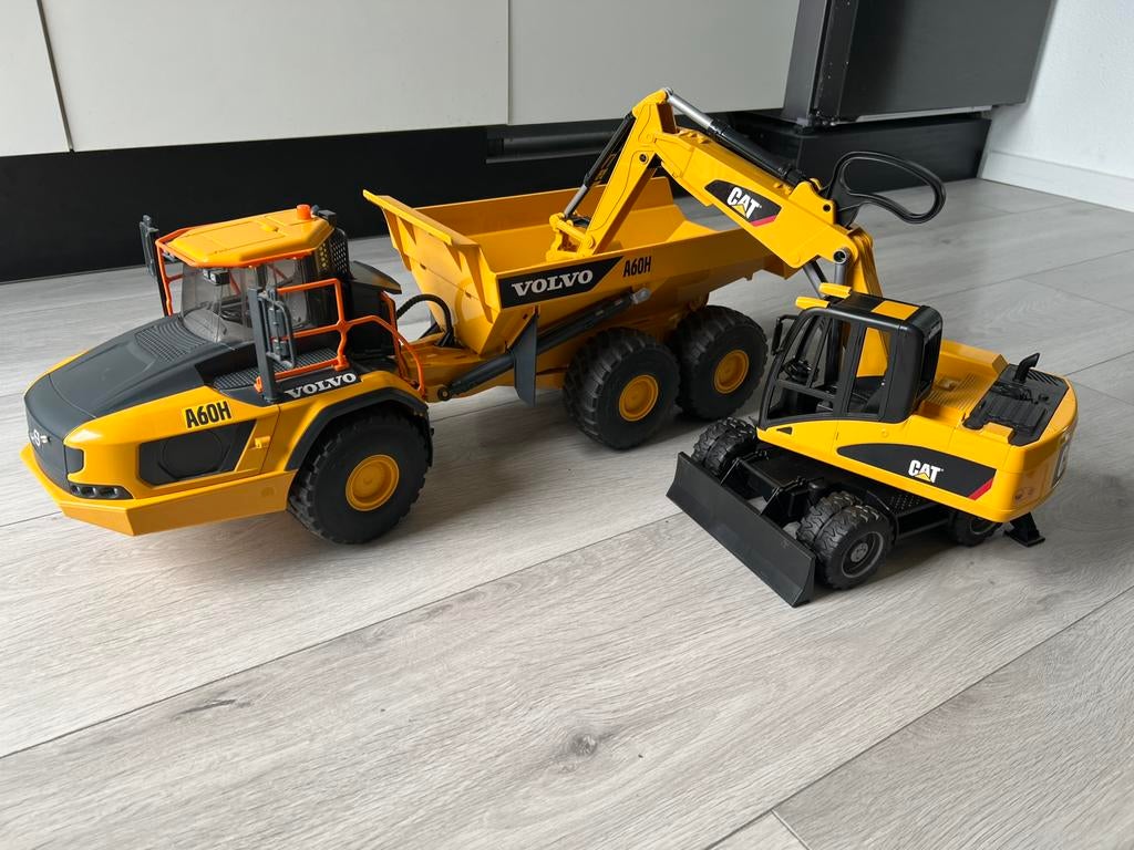 Bruder Volvo A60H kiepwagen + Caterpillar graafmachine, Ophalen, Zo goed als nieuw