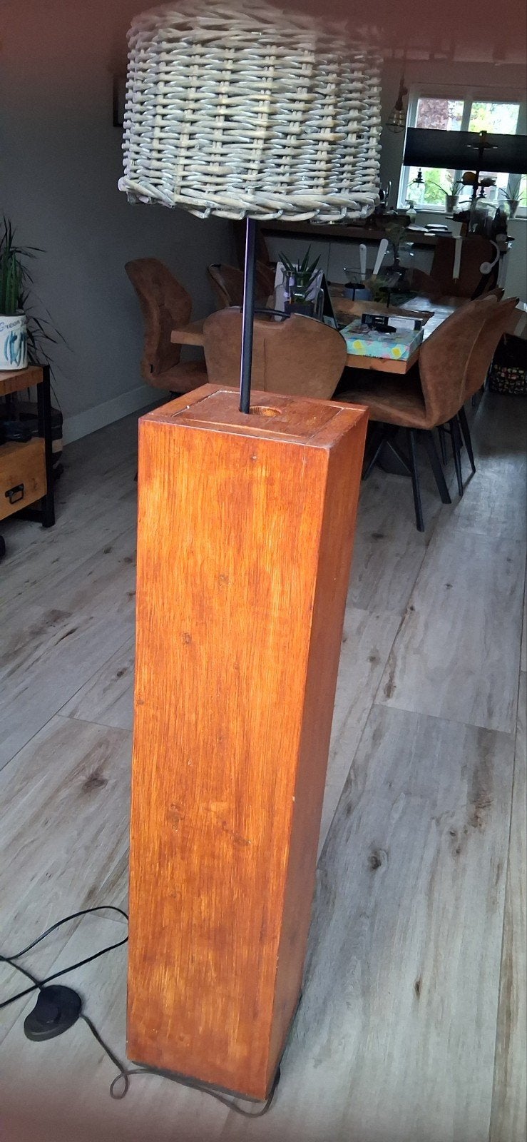 Staande lamp met steigerhouten voet en rieten kap, Ophalen, Gebruikt, 100 tot 150 cm, E27 (groot)