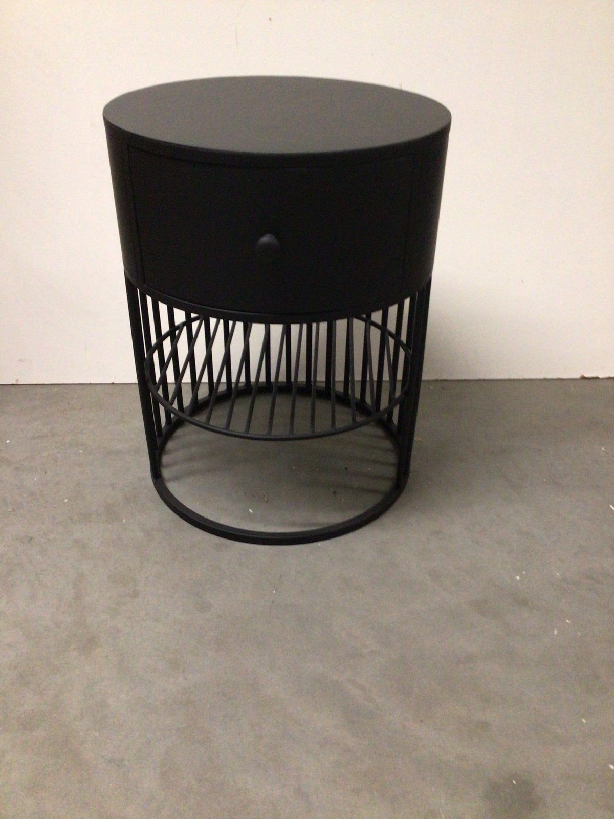Zwart rond bijzettafeltje met lade, Ophalen, Rond, Metaal of Aluminium