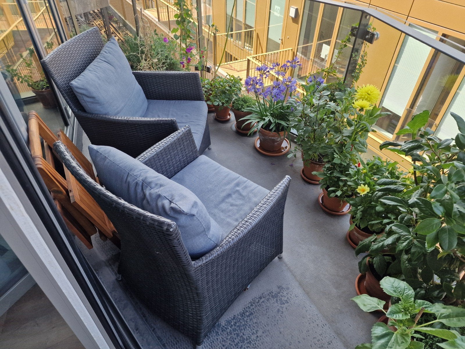 Gratis af te halen: 2x Wicker tuinstoelen met kussens, Ophalen, Gebruikt, Kunststof