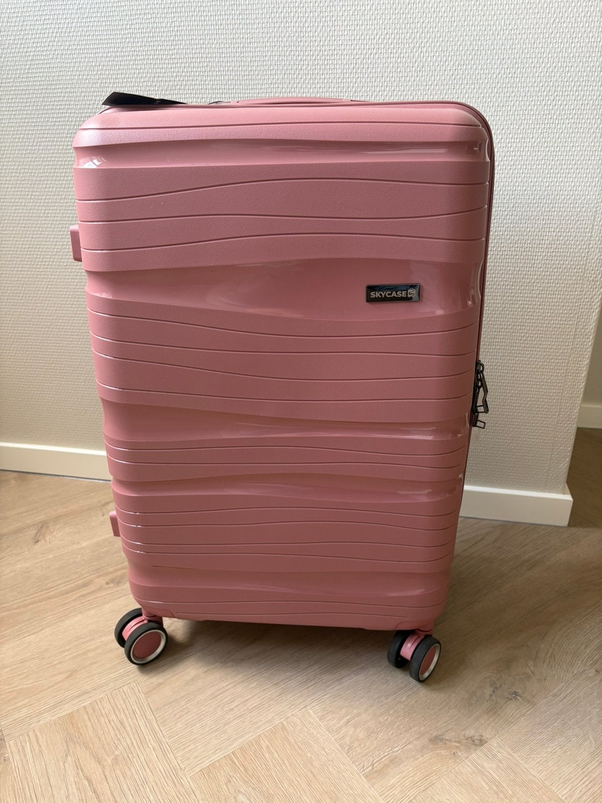 SKYCASES Travel One – 24-inch Medium Reiskoffer, Sieraden, Tassen en Uiterlijk, Koffers, !, Gebruikt, Hard kunststof, !