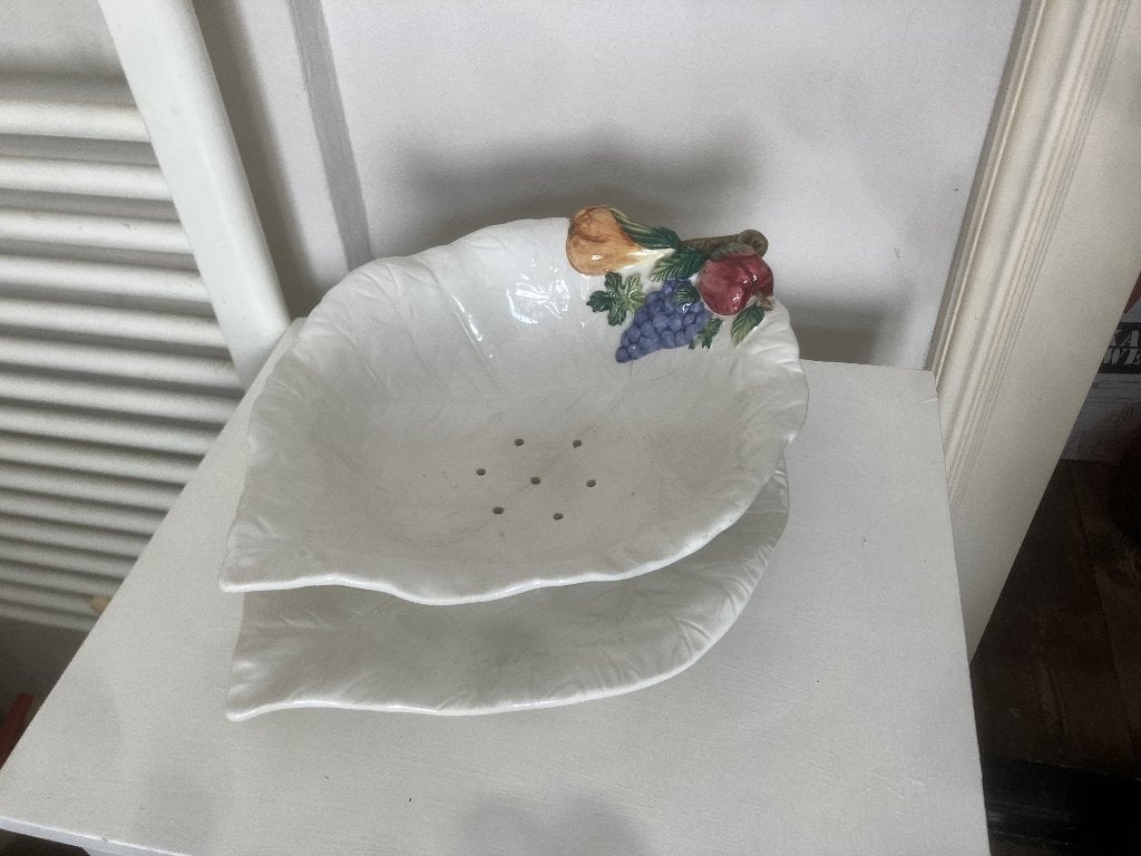 Een mooie Vintage Bassano bladvormige schaal met fruitdeco., Huis en Inrichting, Keuken | Servies, Ophalen of Verzenden, Overige stijlen