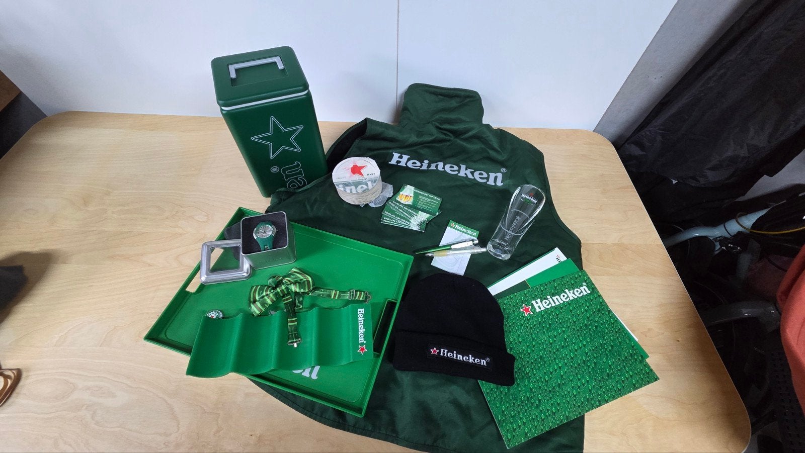 Heineken Pakket: Bodywarmer (XL) en diverse gadgets!, Ophalen