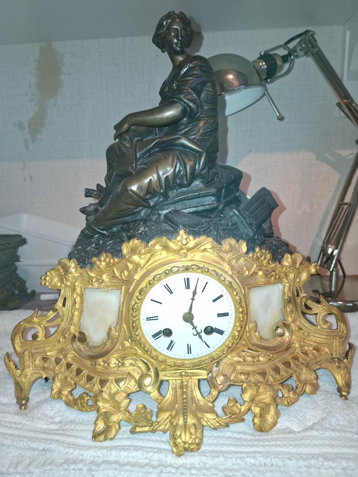 Antieke pendule met bronzen voorfront en beeldlegering, Ophalen of Verzenden
