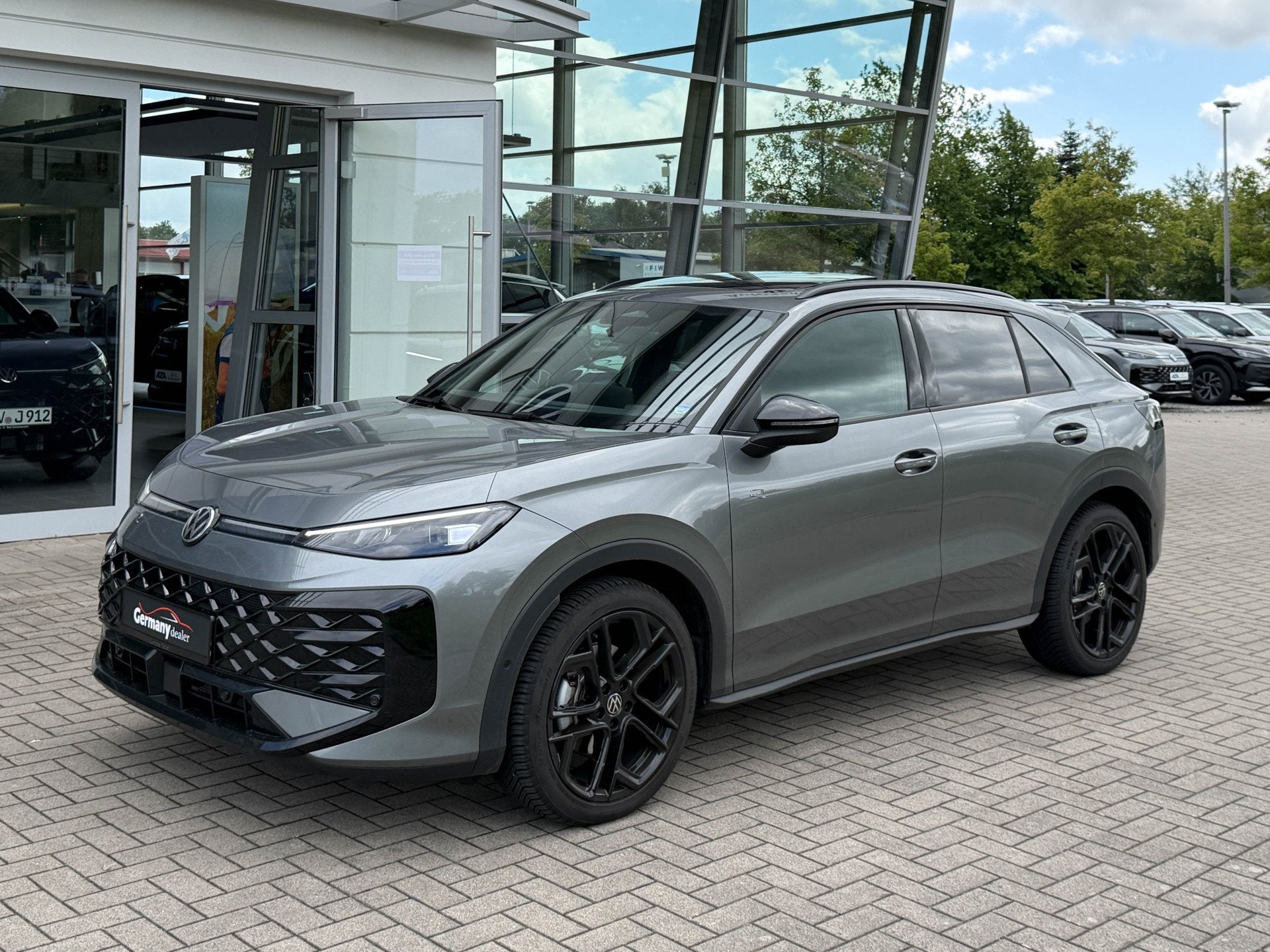 Volkswagen T-Roc 1.5 eTsi R-Line 150pk Pano Trekhaak Keyless, Auto's, Volkswagen, 1374 kg, Zwart, 4 cilinders, Leder en Stof