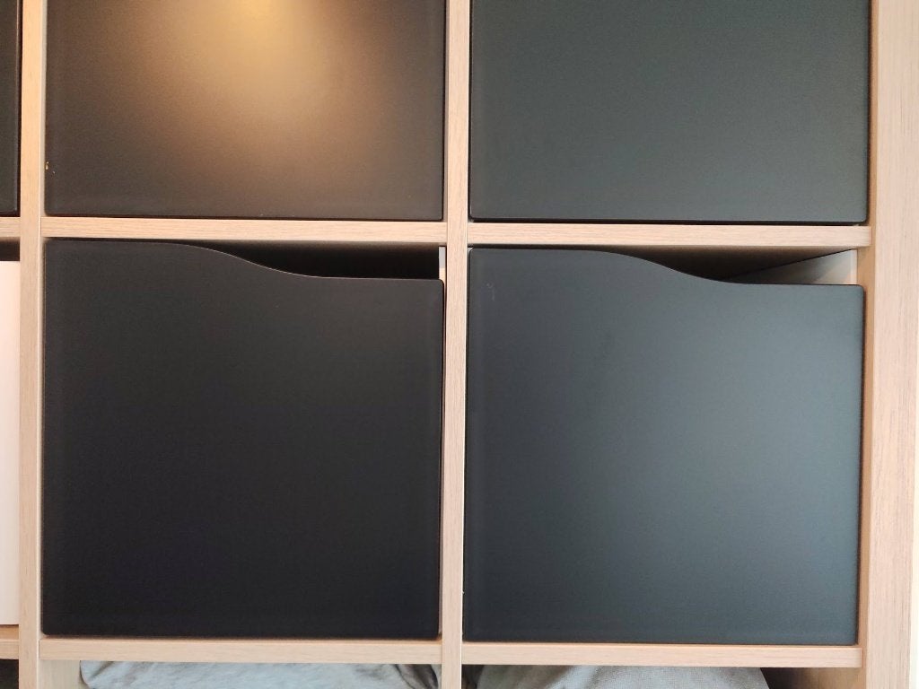 2x IKEA kallax Inzet met deur, gegolfd/ zwart 33x33 cm, 2x IKEA kallax Inzet met deur, gegolfd/ zwart 33x33 cm, Zo goed als nieuw