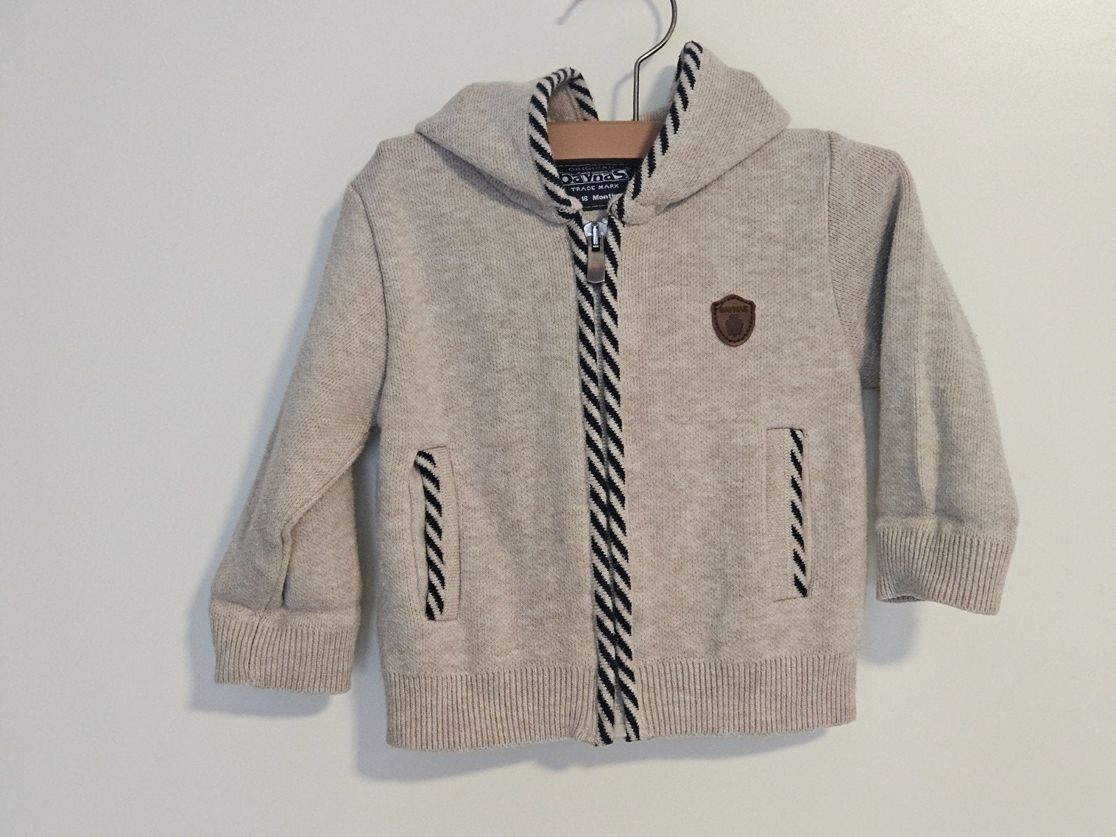 Babyvestje met capuchon en rits - Daynas 12-18 m, Ophalen of Verzenden, Zo goed als nieuw, Daynas, Truitje of Vestje