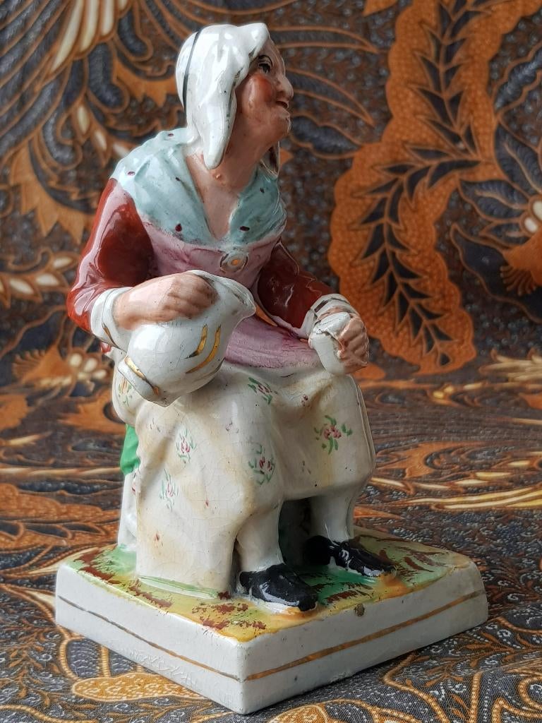 Antiek Engels Staffordshire beeldje van oude vrouw uit 1880., Ophalen of Verzenden