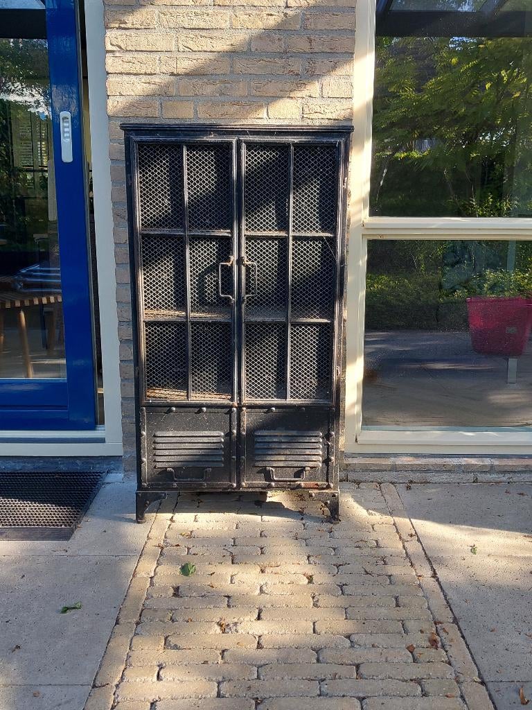 Kastje metaal zwart, Huis en Inrichting, Kasten | Overige, Ophalen, Gebruikt