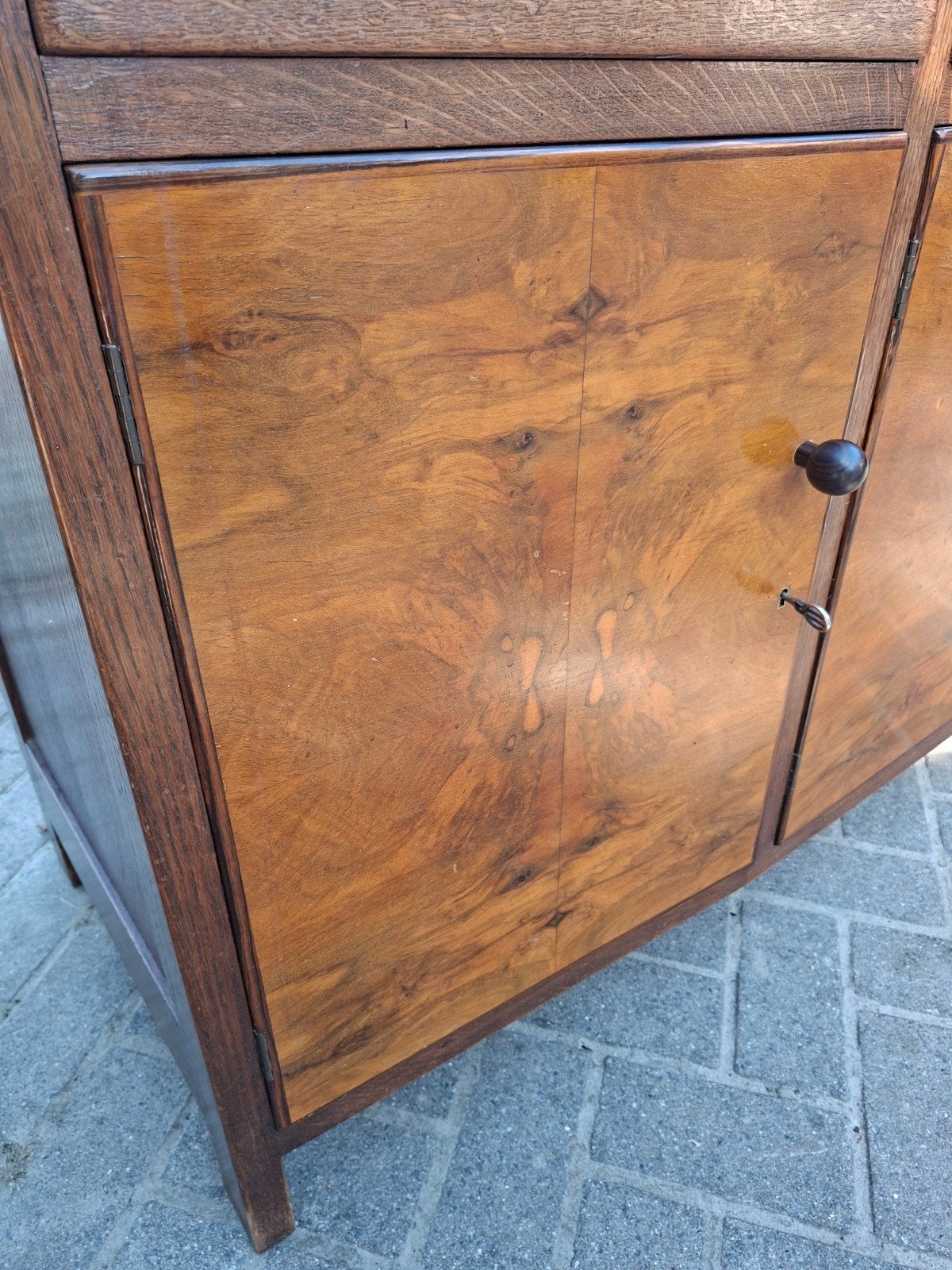 Fraai dressoir met coromandel deurknoppen, Ophalen