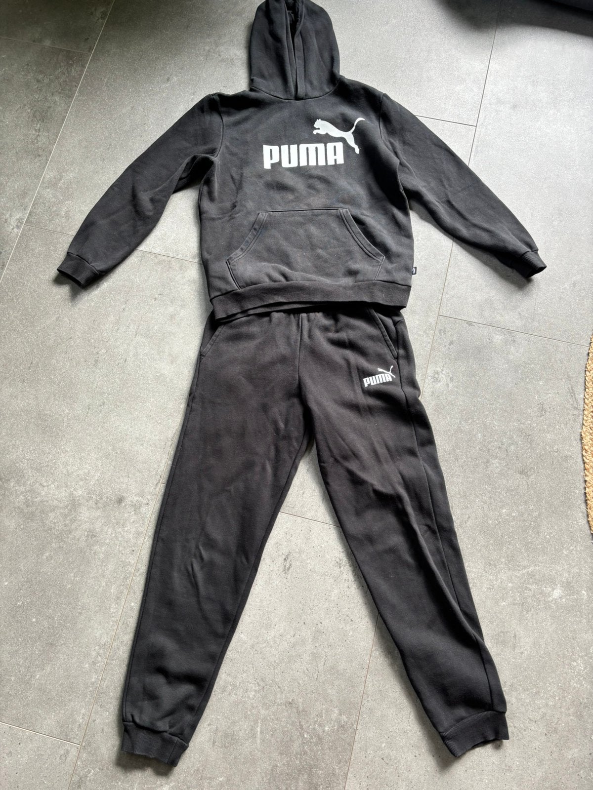 Joggingpak zwart Puma maat 164 nette staat, Ophalen of Verzenden, Zo goed als nieuw, Jongen
