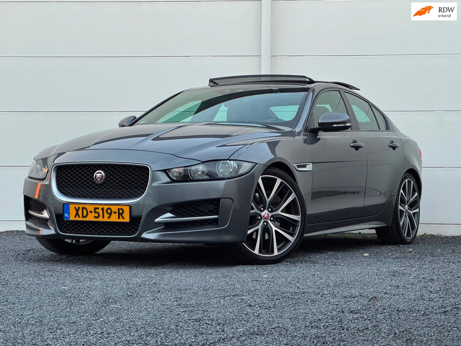 Jaguar XE 2.0 Portfolio R-Sport Pano Camera Keyless 20 inch, Auto's, Euro 6, 4 cilinders, Leder, Bedrijf