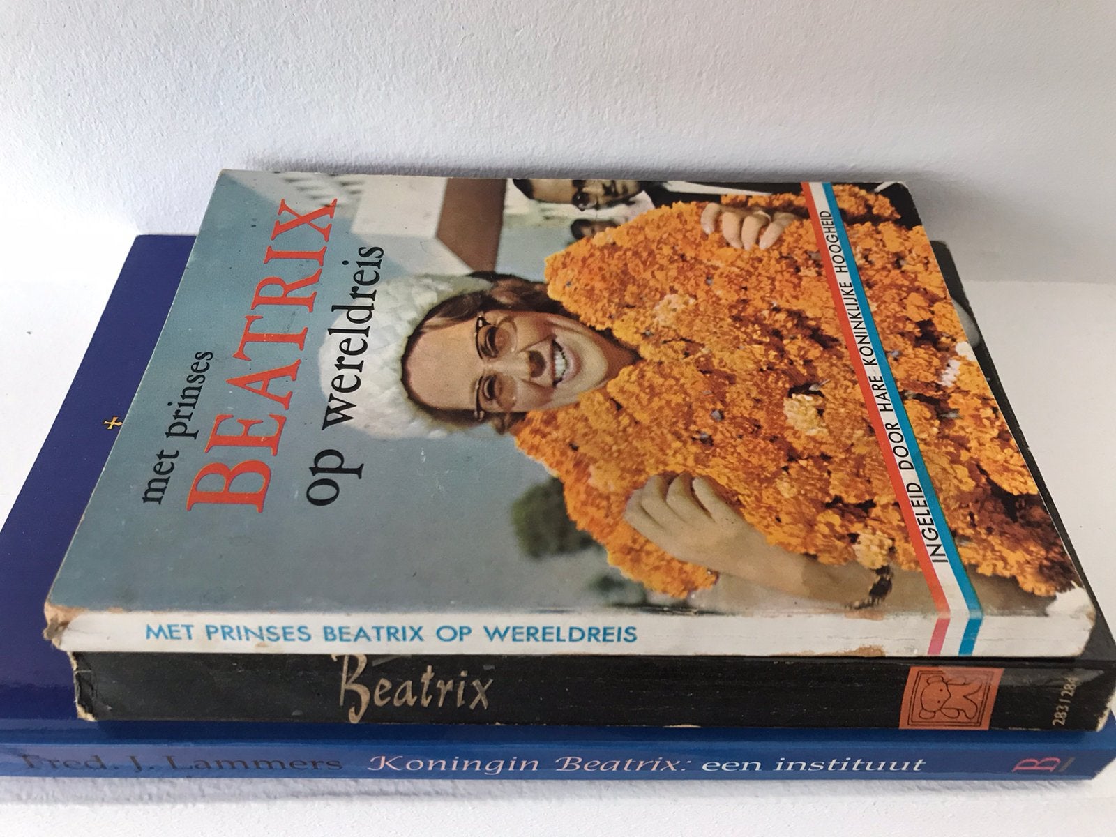 Met Prinses Beatrix op wereldreis, koningin Beatrix, Verzamelen, Ophalen of Verzenden, Gebruikt, Nederland, Tijdschrift of Boek