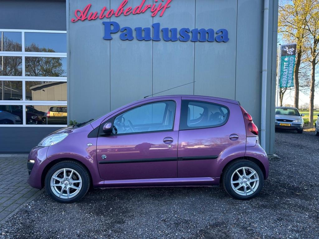 Peugeot 107 1.0 Envy Airco|Bluetooth|Lm-velgen (bj 2013), Auto's, Peugeot, Voorwielaandrijving, Euro 5, Stof, Gebruikt