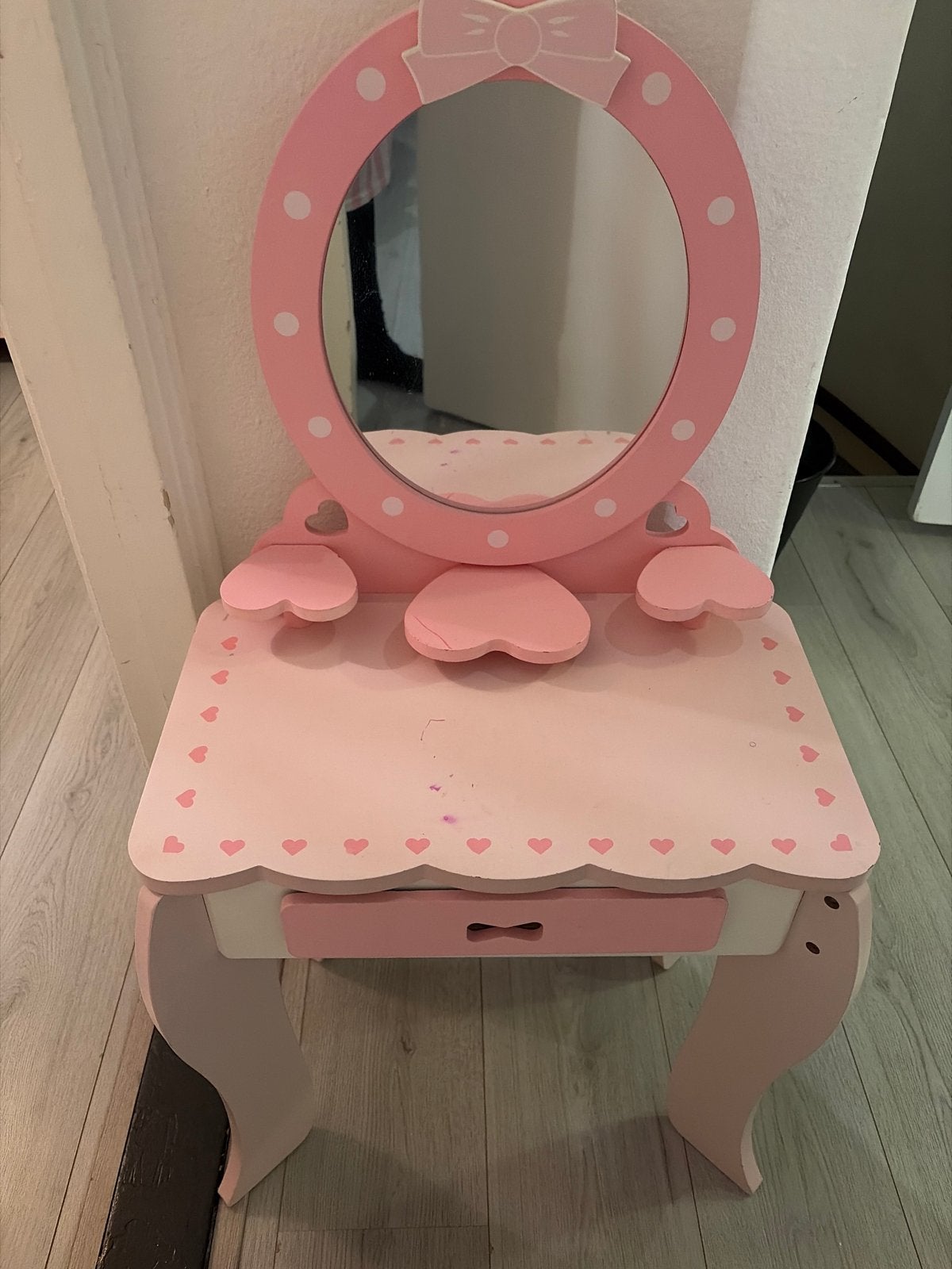 Roze kaptafel met krukje (pootje kapot), Ophalen, Gebruikt, Meisje