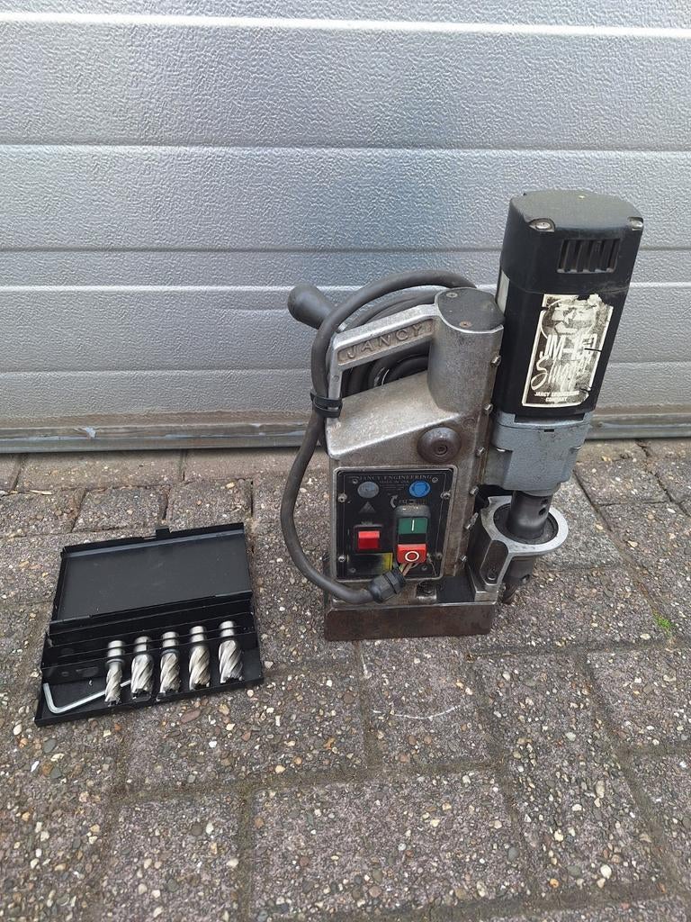 Magneetboormachine met borenset, Ophalen of Verzenden, Boormachine