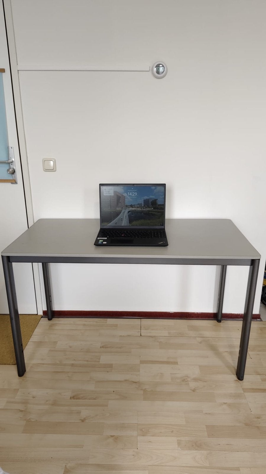 Modern grijs bureau - Ideaal voor thuiswerkplek of student
