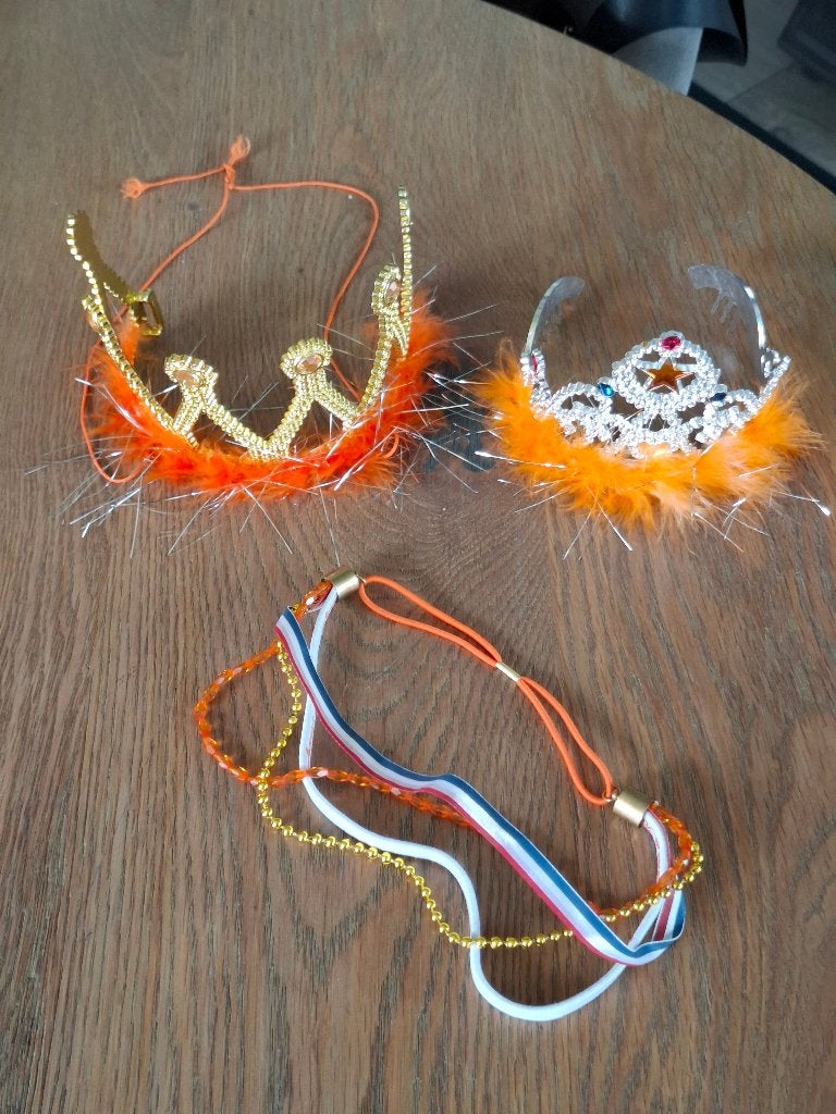 Oranje feestset met 2 kroontjes en halsketting, Ophalen of Verzenden, Zo goed als nieuw, Jongen of Meisje
