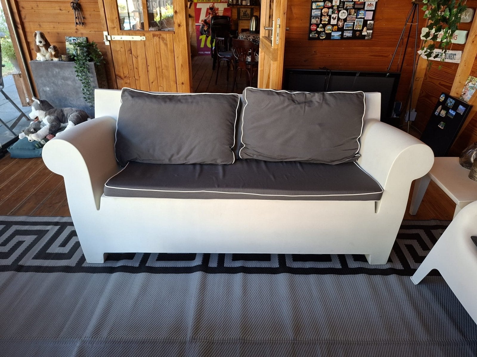 Witte 2-zits bank met 2 fauteuils en kussens, Ophalen, Kunststof, Gebruikt, 150 tot 200 cm