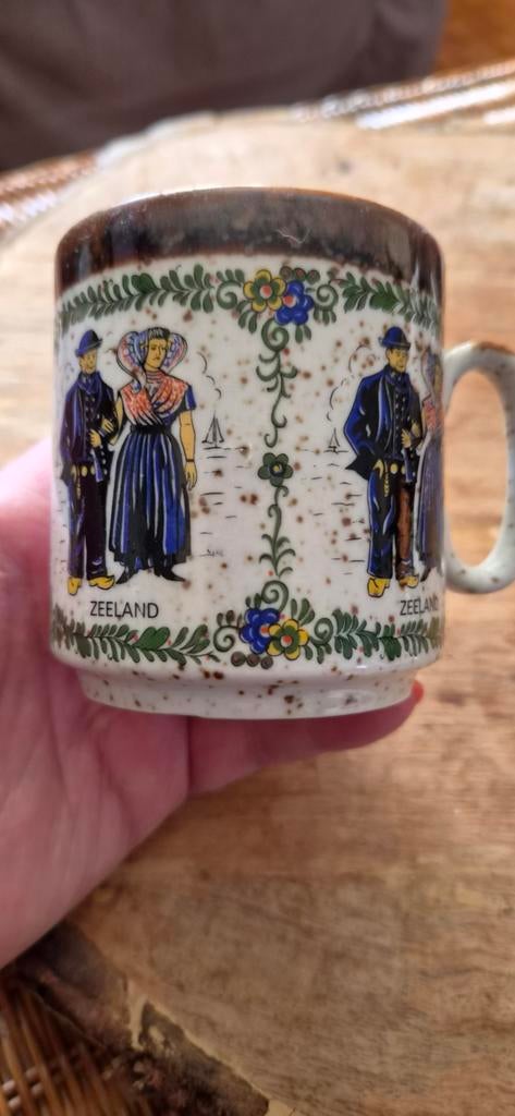 Vintage Zeeland Souvenir Mok - Traditionele Klederdracht, Antiek en Kunst, Antiek | Keramiek en Aardewerk, Ophalen of Verzenden