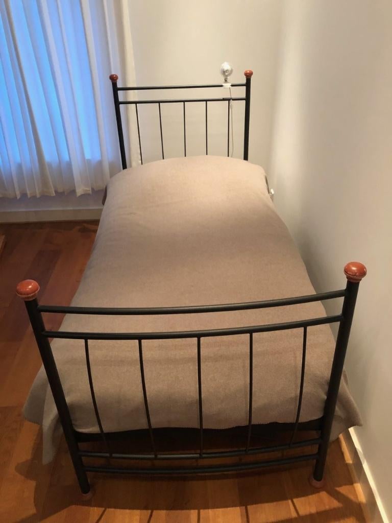 Metalen ledikant, Huis en Inrichting, Slaapkamer | Bedden, Ophalen, 90 cm, Eenpersoons, Zwart