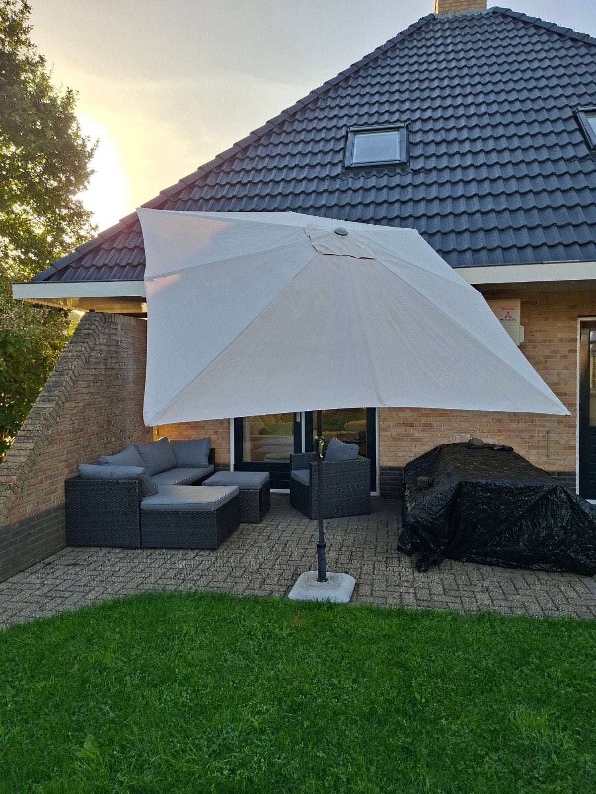 Parasol Beige inclusief parasol houder, Ophalen, Kantelbaar, Gebruikt, 2 tot 3 meter