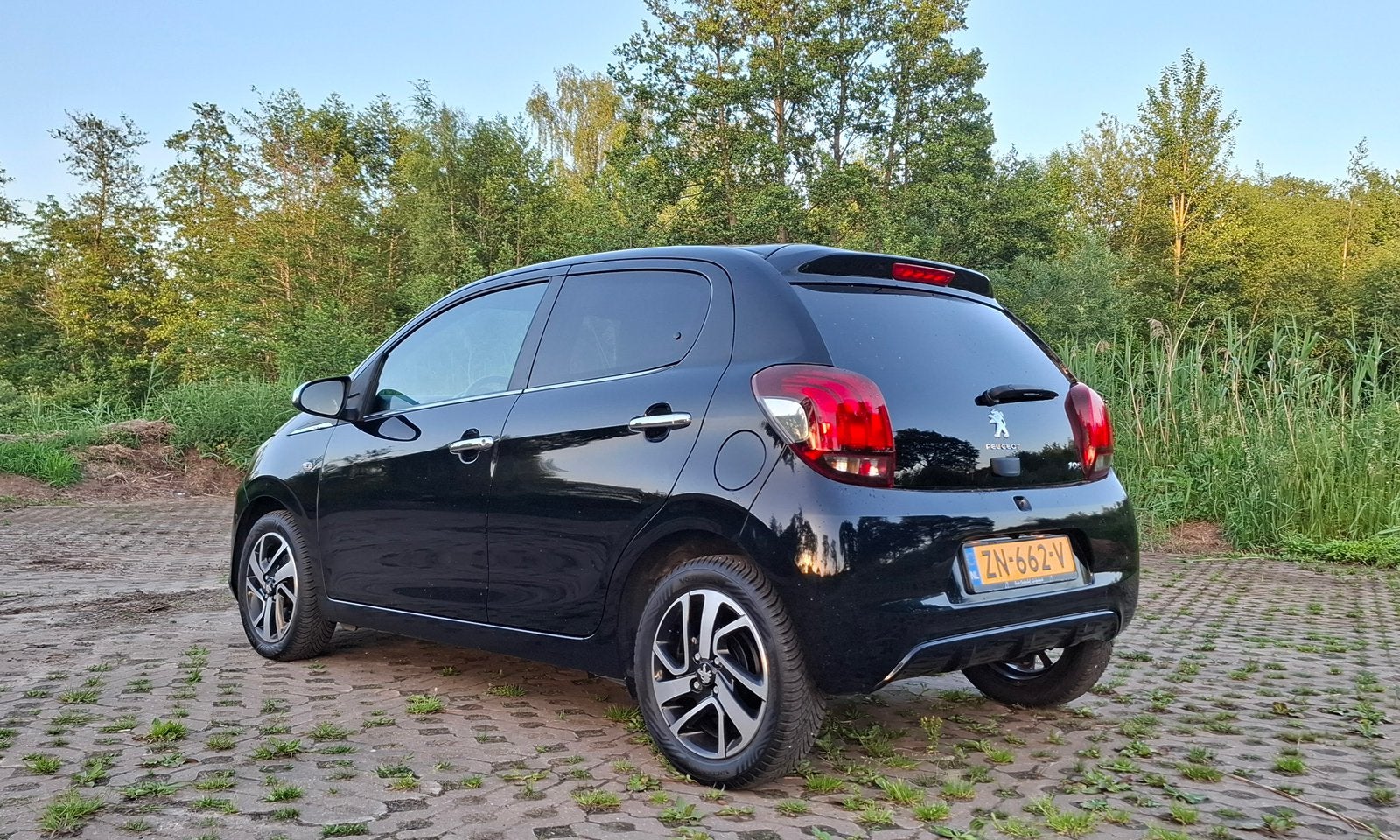 Peugeot 108 Allure ETG automaat – groot onderhoud gehad, Zwart, 4 stoelen, Zwart, Origineel Nederlands