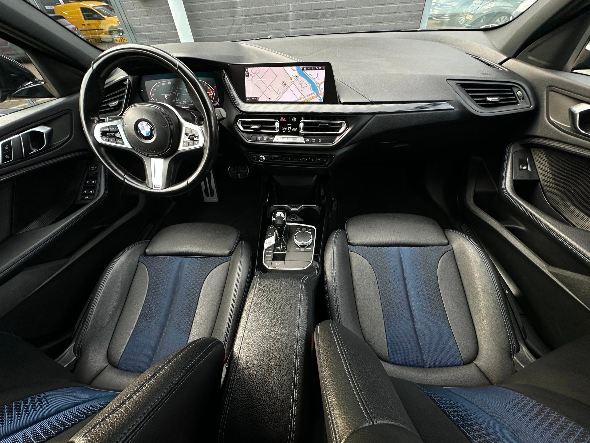 BMW 1-serie 118i Business Edition /SFEERVERLICHTING/CAMERA/N, Auto's, Dealer onderhouden, Gebruikt, Zwart, Origineel Nederlands