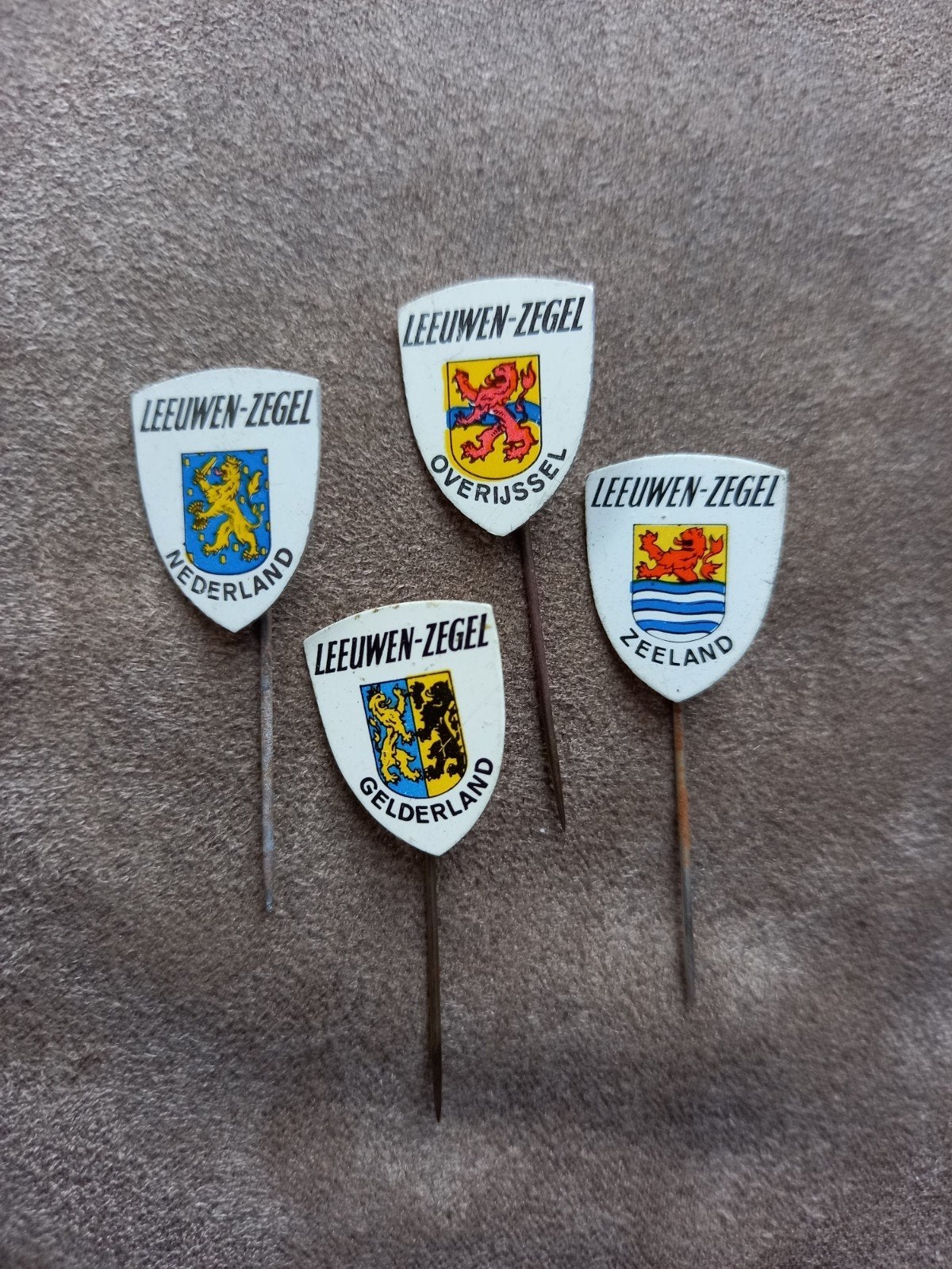 Speldjes Leeuwen-zegel, Ophalen of Verzenden, Gebruikt