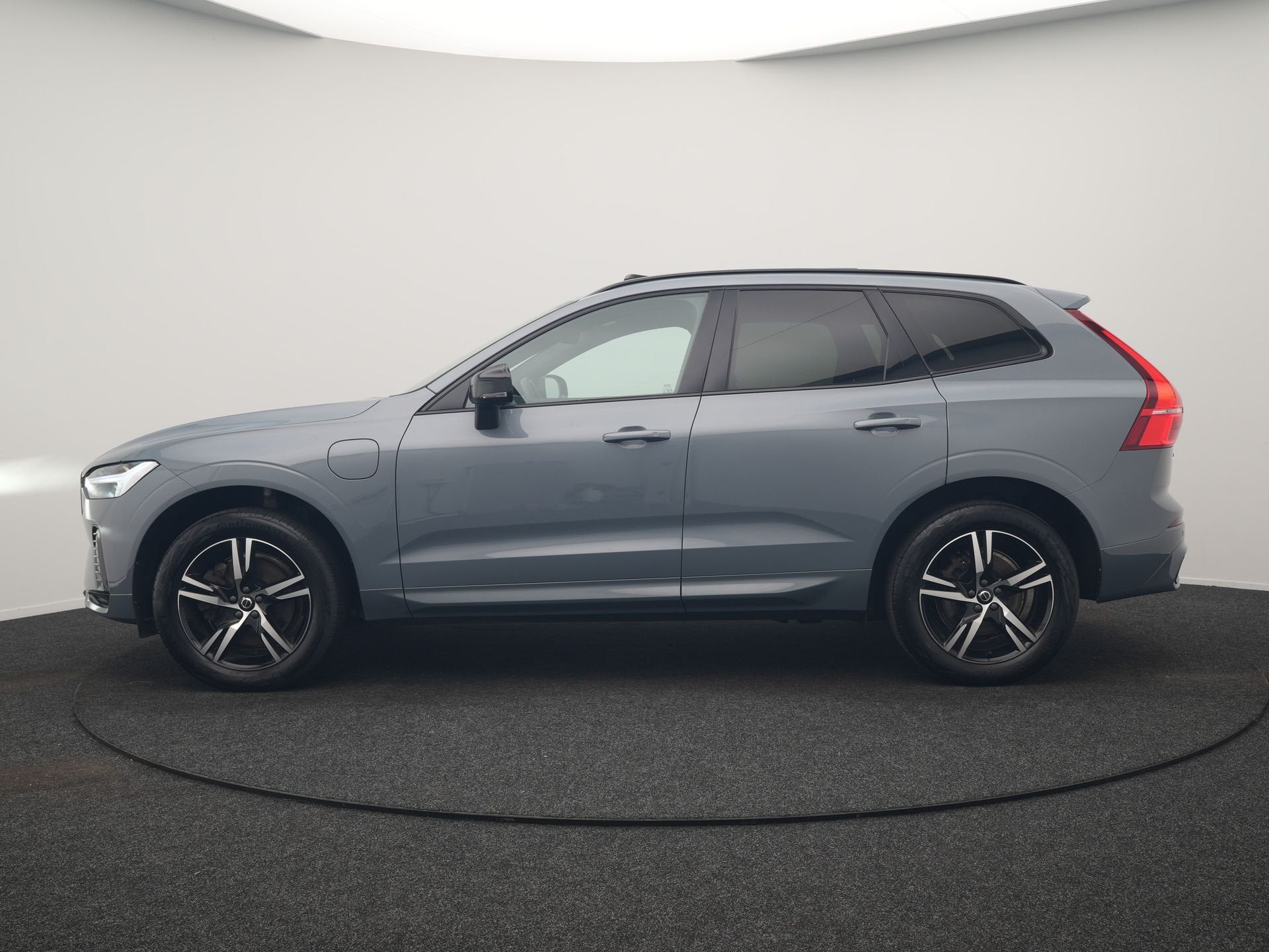 Volvo XC60 T6 AWD R-Design LONG RANGE PHEV 350pk Dealer O.H., Auto's, Automaat, 4 cilinders, 1969 cc, Leder en Stof