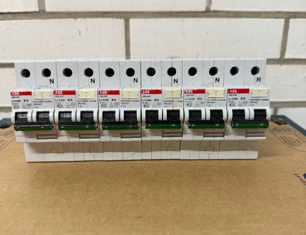 ABB-HAF Aardlekautomaat Comfomaat B16 0.03A - Set van 6, Hobby en Vrije tijd, Elektronica-componenten, Ophalen of Verzenden, Zo goed als nieuw